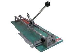 Tegel- en plavuizensnijder op plank